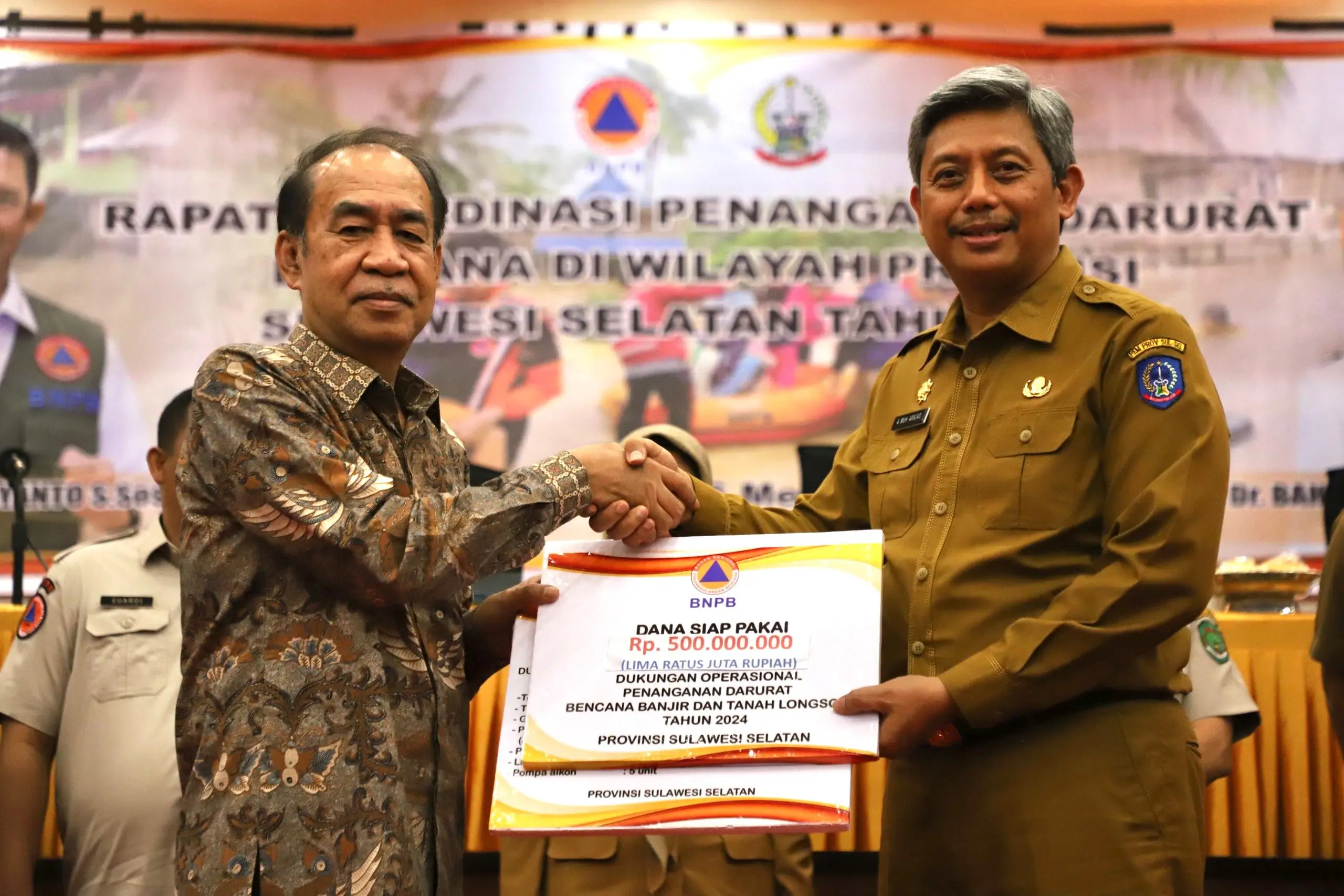 Ketua Komisi VIII DPR RI Ashabul Kahfi (kiri) memberikan bantuan secara simbolis kepada Pj Sekretaris Daerah Provinsi Sulawesi Selatan Andi Muhammad Arsjad untuk percepatan penanganan banjir dan tanah longsor, Senin (6/5).